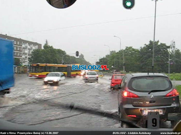 Volvo 7700A przedzierajce si przez zalane skrzyowanie ulic Wojska Polskiego i Spornej. 13.06.2007r. Foto: Przemysaw Bakaj (c)