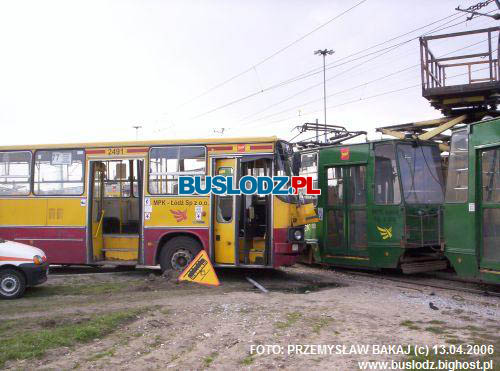 Ikarus 280.37 #2491 linii [77] po zderzeniu z tramwajem linii [8], w dniu 13.04.2006r. - Rondo Inwalidw. Foto: Przemysaw Bakaj.