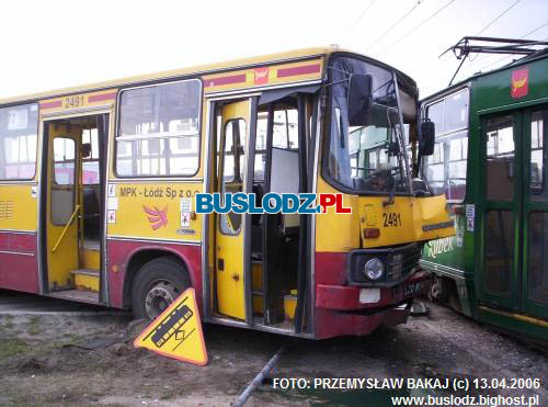 Ikarus 280.37 #2491 linii [77] po zderzeniu z tramwajem linii [8], w dniu 13.04.2006r. - Rondo Inwalidw. Foto: Przemysaw Bakaj.