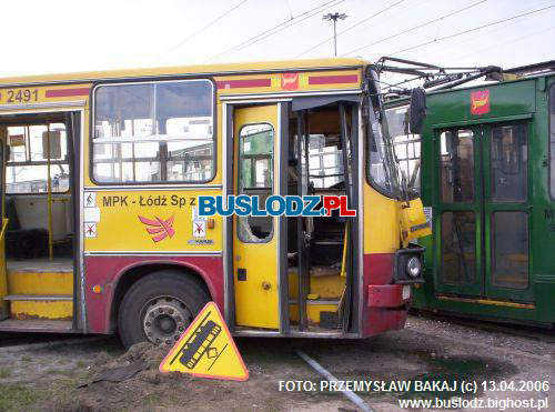 Ikarus 280.37 #2491 linii [77] po zderzeniu z tramwajem linii [8], w dniu 13.04.2006r. - Rondo Inwalidw. Foto: Przemysaw Bakaj.