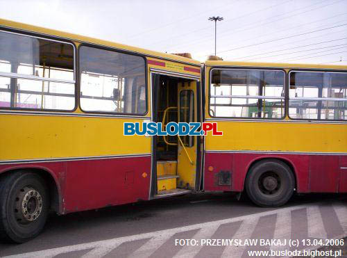 Ikarus 280.37 #2491 linii [77] po zderzeniu z tramwajem linii [8], w dniu 13.04.2006r. - Rondo Inwalidw. Foto: Przemysaw Bakaj.