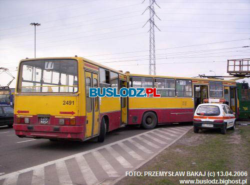 Ikarus 280.37 #2491 linii [77] po zderzeniu z tramwajem linii [8], w dniu 13.04.2006r. - Rondo Inwalidw. Foto: Przemysaw Bakaj.