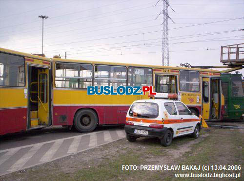 Ikarus 280.37 #2491 linii [77] po zderzeniu z tramwajem linii [8], w dniu 13.04.2006r. - Rondo Inwalidw. Foto: Przemysaw Bakaj.