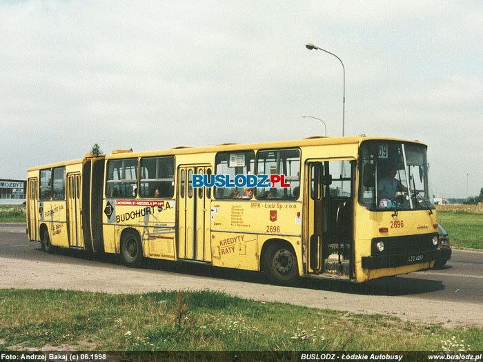 Ikarus 280.26 #2696 [69], 06.1998r. ul. Maratoska/ Popieuszki. Foto: Andrzej Bakaj (c)