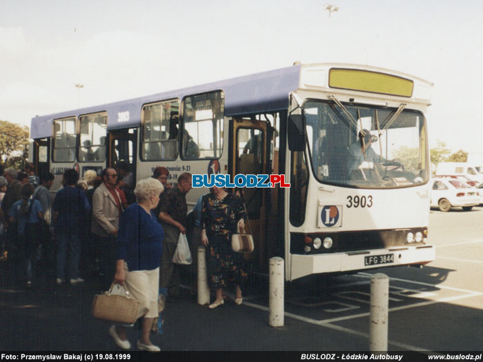 Jelcz M11 #3903, w dniu 19.08.1999r., Parking przed hipermarketem E.Leclerc. Foto: Przemysaw Bakaj (c)