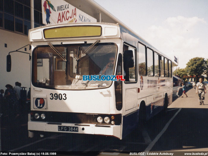 Jelcz M11 #3903, w dniu 19.08.1999r., Parking przed hipermarketem E.Leclerc. Foto: Przemysaw Bakaj (c)