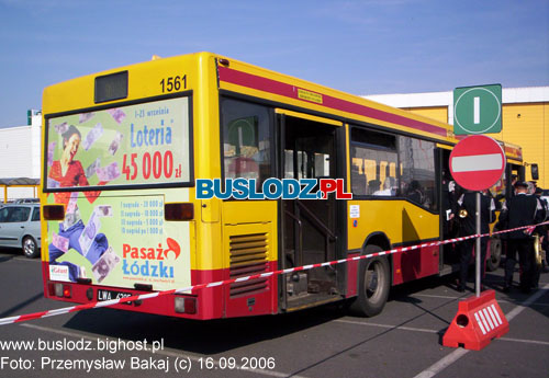 Mercedes Benz O405N2 #1561, w dniu 16.09.2006r., parking C.H. TULIPAN. Foto: Przemysaw Bakaj (c)