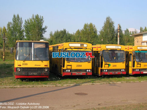 Ikarus 280.26 #2699 i Jelcze 120MM #2254, 2255 i 2251, 27.09.2006r.Teren zajezdni tramwajowej, ul. Telefoniczna. Foto: Wojciech Dbski (c)