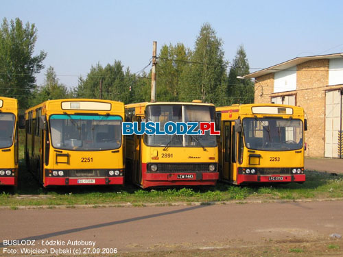 Jelcze 120MM #2251 i 2253 oraz Ikarus 280.26 #2891, 27.09.2006r. Teren zajezdni tramwajowej, ul. Telefoniczna. Foto: Wojciech Dbski (c)